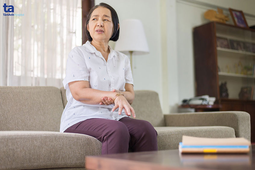 nguoi cao tuoi bi te tay chan